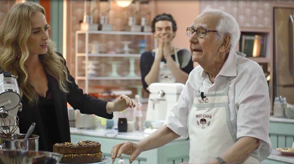 Em 'A Dona do Pedaço', Seu Nonô passa mal ao receber nota 10 de todos os jurados do Best Cake — Foto: Globo