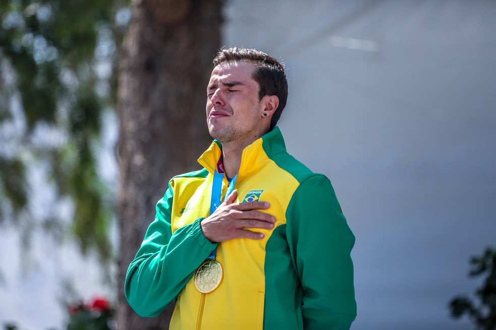 Pepê Gonçalves chora no pódio ao ouvir hino brasileiro no Pan de Lima — Foto: Pedro Ramos/ rededoesporte