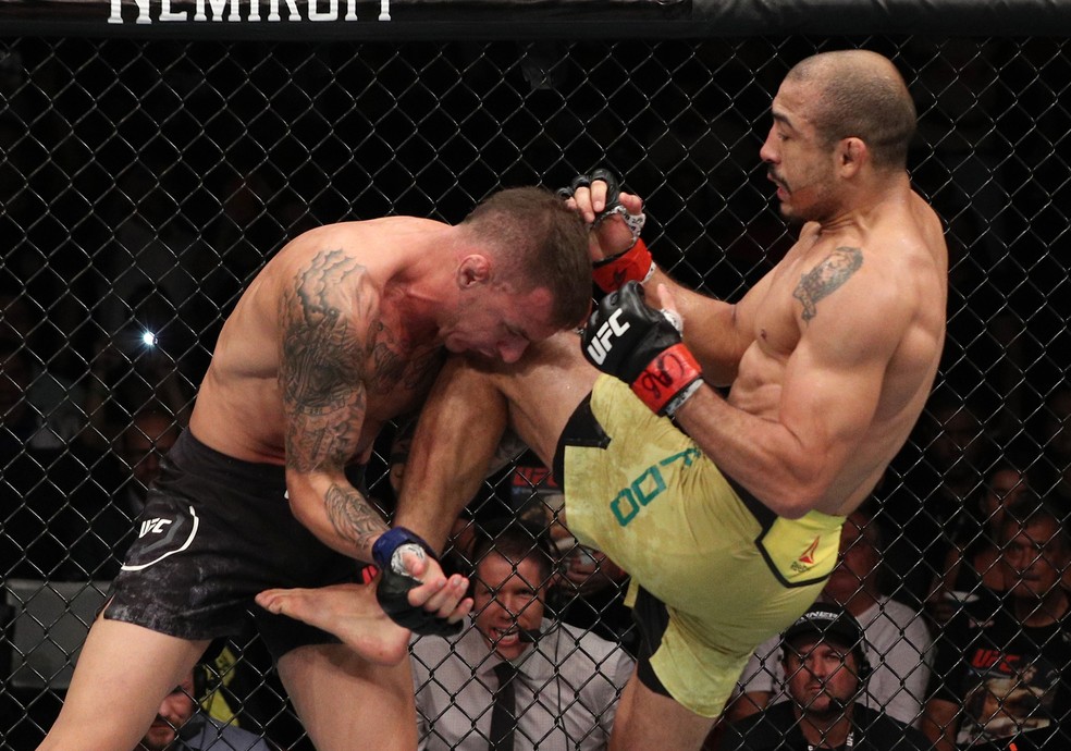 JosÃ© Aldo acerta boa joelhada em Renato Moicano â?? Foto: Getty Images