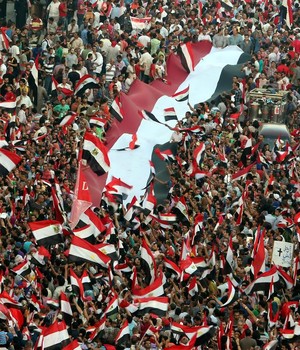 Egípcios comemoram saída do presidente Mohamed Morsi, deposto pelas Forças Armadas do país (Foto: Agência EFE)