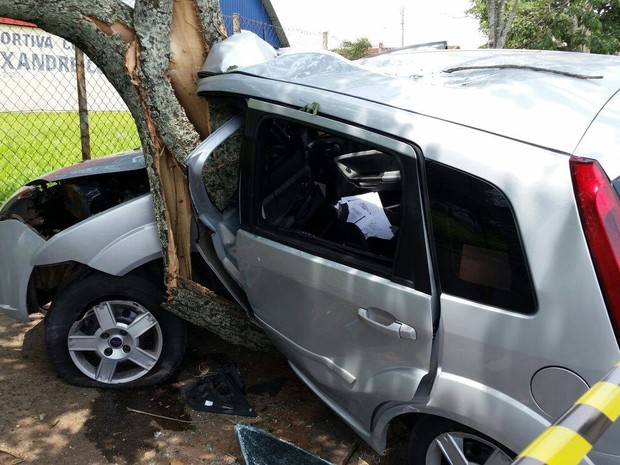 Carro ficou bastante danificado após acidente em Garça (Foto: Thiago Oliveira/Visão Notícias)