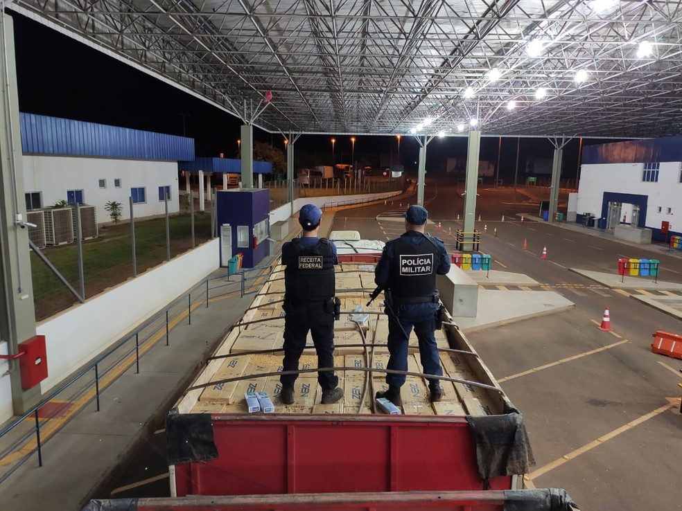 Polícia aprende bitrem, caminhão e mil caixas de cigarros em Mundo Novo. — Foto: Receita Federal