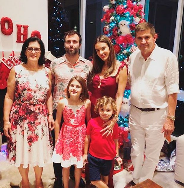 O Natal de Alessandra Ambrosio e família (Foto: Reprodução)