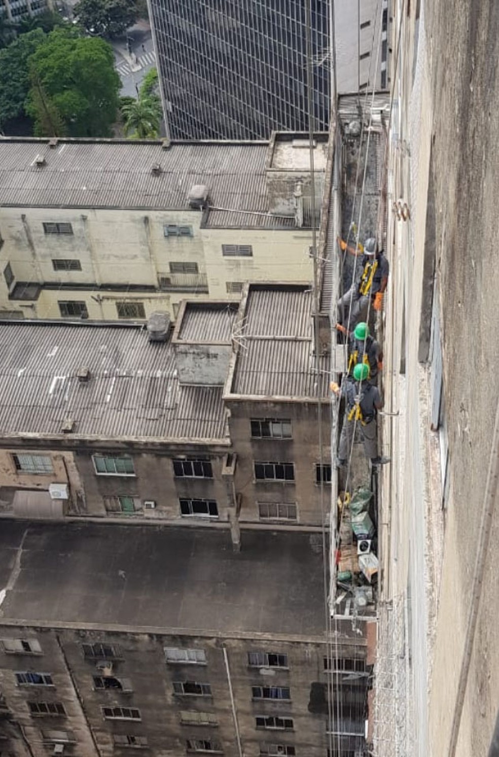 Os três homens estavam há quase 50 metros de altura. — Foto: MAB/Divulgação