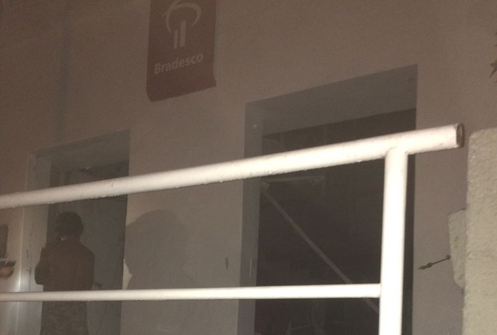 Ag&ecirc;ncia do Bradesco ficou destru&iacute;da em Amaraji (Foto: WhatsApp Rede Globo)