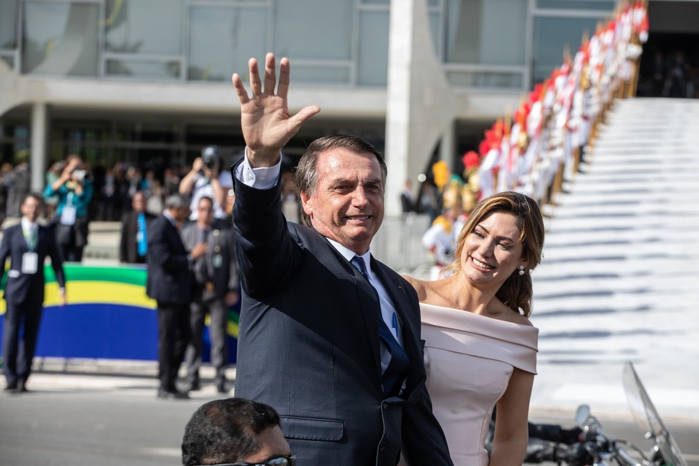 Bolsonaro acena ao público na Praça dos Três Poderes ao chegar no Rolls-Royce presidencial ao Palácio do Planalto — Foto: Fábio Tito/G1