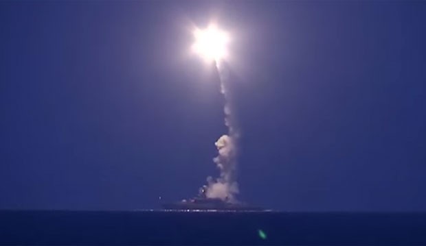 Navios de guerra russos dispararam nesta quarta-feira 26 mísseis de cruzeiro contra posições da organização Estado Islâmico na Síria (Foto: Reprodução/YouTube/Ministério da Defesa Russo)