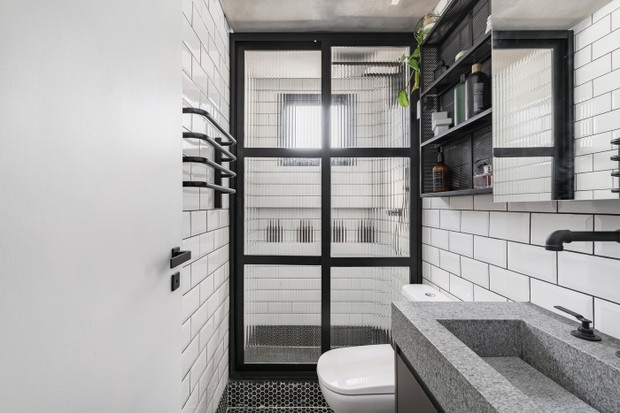 Décor do dia: banheiro com subway tiles e serralheria (Foto: Kadu Lopes)