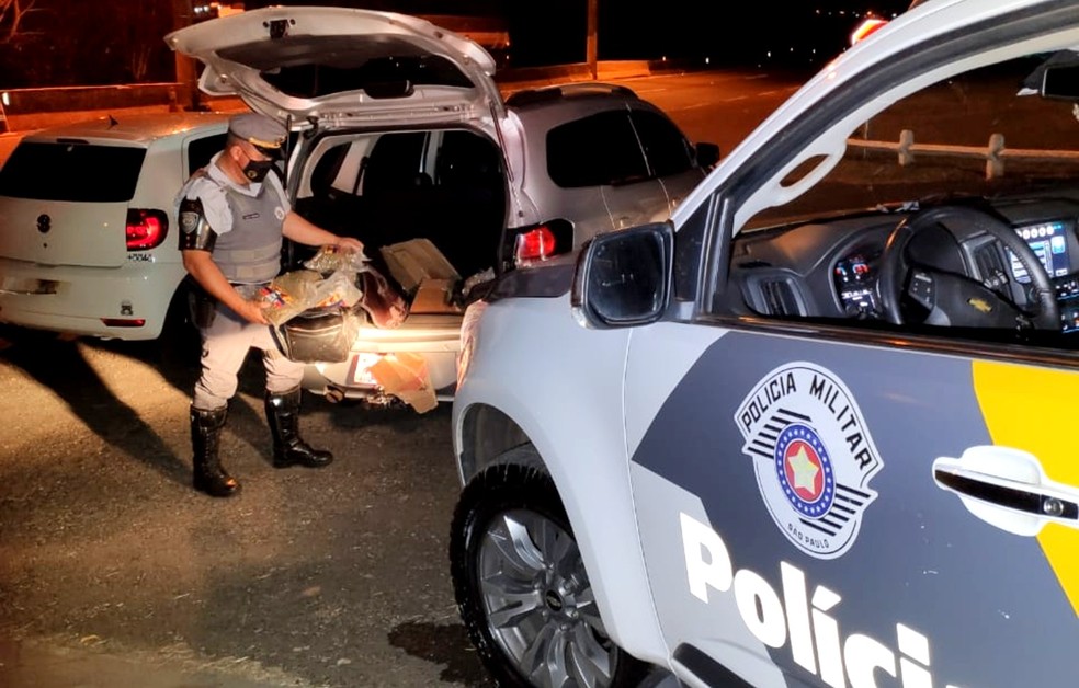 Os dois veículos foram abordados na SP-333 e, segundo um dos suspeitos, destino da droga era a cidade de Assis — Foto: Polícia Rodoviária/Divulgação