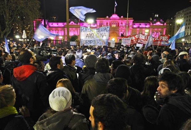 Milhares de argentinos se reuniram em frente à sede do governo. (Foto: Daniel Garcia/AFP)
