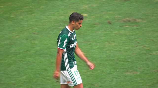 <p>
 Róger Guedes tenta passar por três marcadores na zaga da Chape, mas é desarmado. Na sobra, Jean solta a bomba de fora da área. A bola passa longe do gol.</p>
