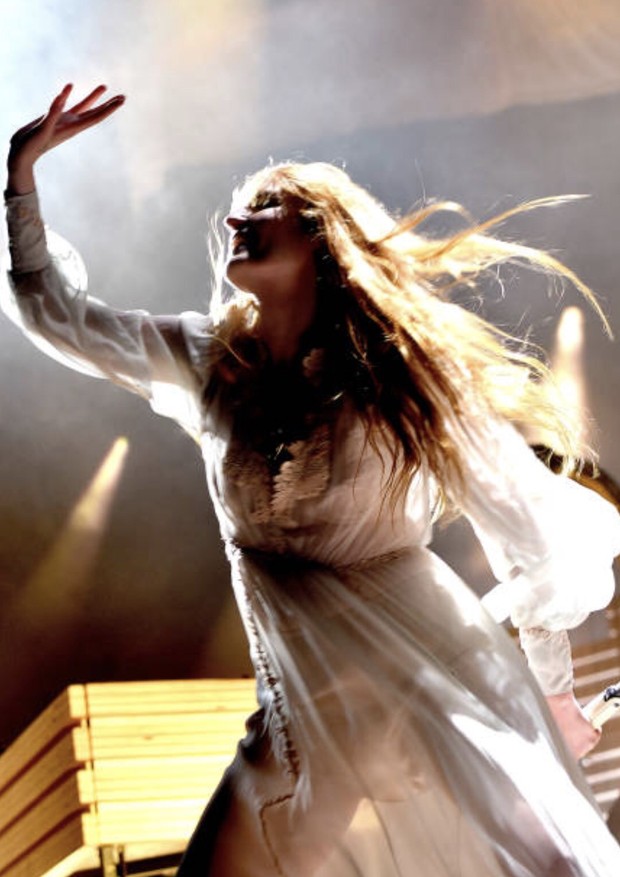 A cantora inglesa domina o look boho  (Foto: Getty Images)