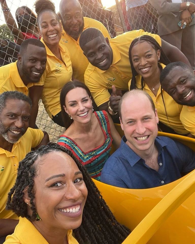 Kate Middleton e o príncipe William com o time de bobsleigh da Jamaica (Foto: Reprodução Instagram)