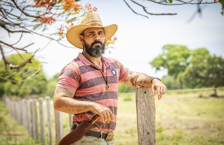 Na segunda (20), Alcides decidirá mudar de fazenda e pedirá um emprego para Tadeu nas terras de José Leôncio João Miguel Junior/Globo