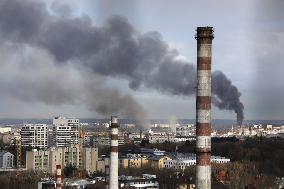Focos de fumaça são vistos no horizonte em Lviv, a maior cidade do oeste da Ucrânia e onde bombardeios deixaram seis mortos nesta segunda-feira (18), segundo autoridades locais — Foto: Reuters
