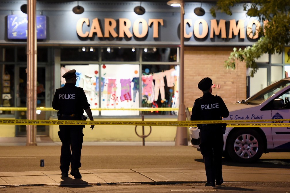 Polícia isola área em que houve tiroteio na cidade de Toronto, no Canadá (Foto: Nathan Denette/The Canadian Press via AP)