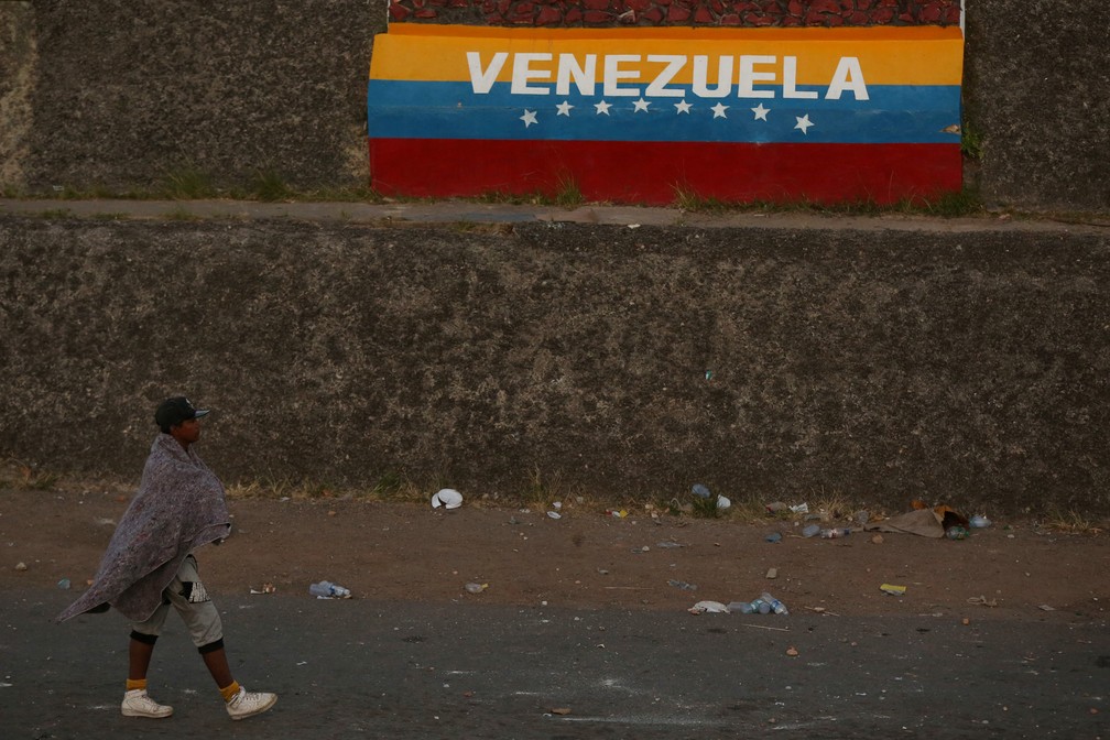 Homem anda na fronteira entre Brasil e Venezuela em Pacaraima (RR), em fevereiro de 2019 — Foto: Reuters/Bruno Kelly