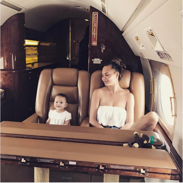 A modelo Chrissy Teigen com a filha (Foto: Instagram)