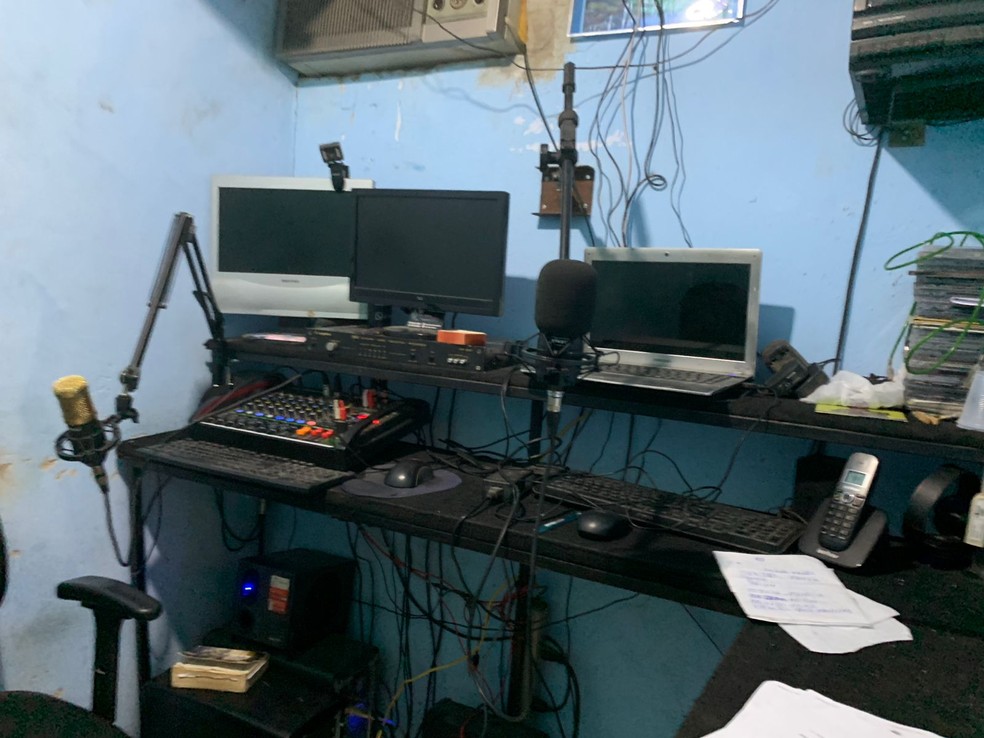 Rádio pirata funcionava há quatro anos no bairro de Cosmos — Foto: Reprodução