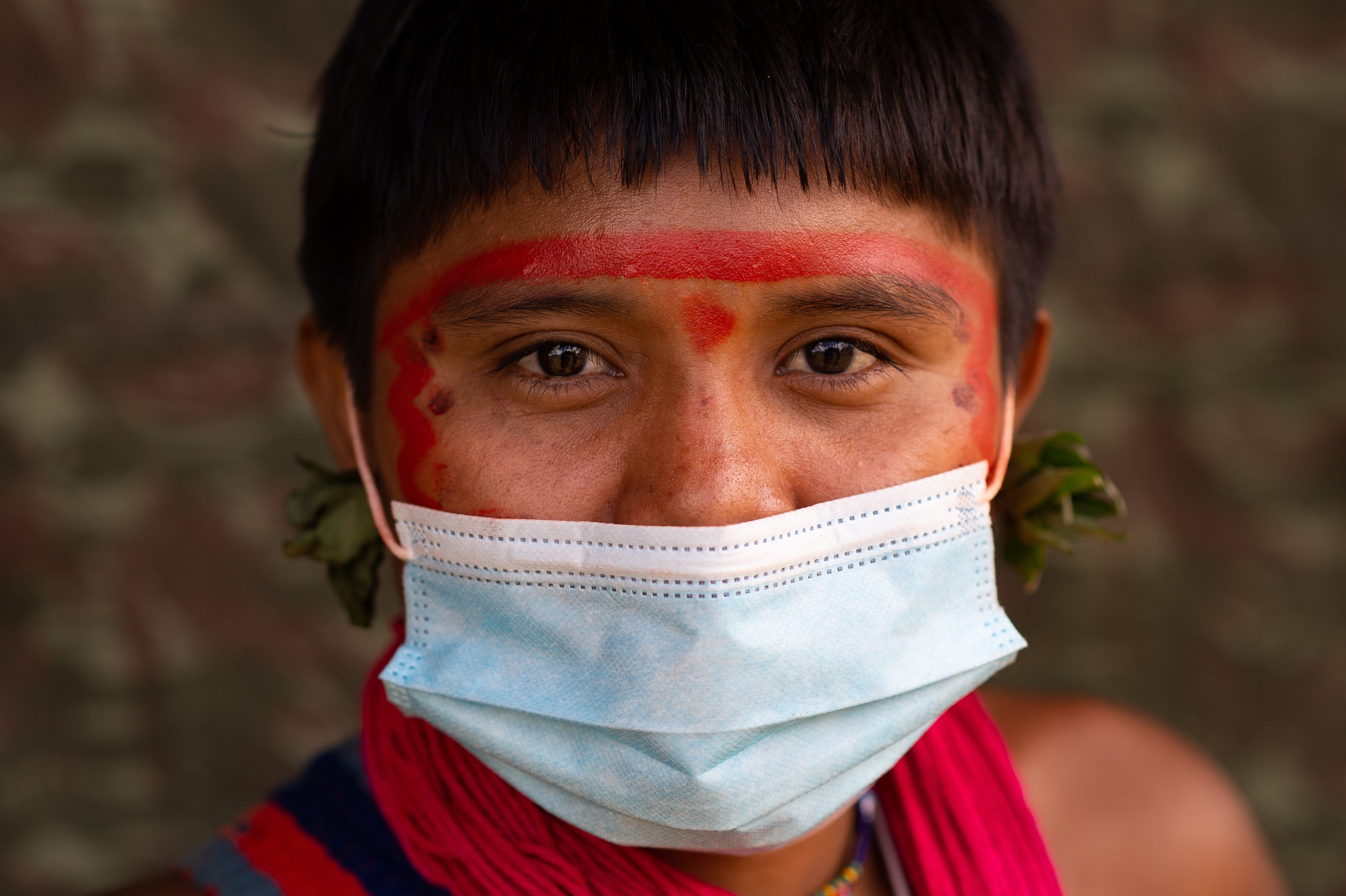 ALTO ALEGRE, BRAZIL - JULY 01: Yanomami woman wears protective mask to receive health care during the Yanomami / Raposa Serra do Sol Mission amidst the coronavirus (COVID-19) pandemic at the 4 Special Border Squad on July 01, 2020 in Surucucu, Alto Alegre (Foto: Getty Images)