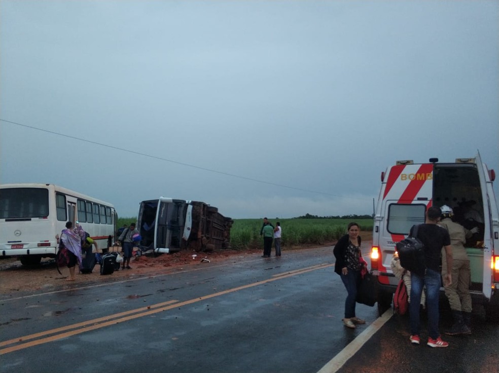 O motorista perdeu o controle do ônibus e tombou na MT-249 — Foto: Corpo de Bombeiros de Mato Grosso/Nova Mutum