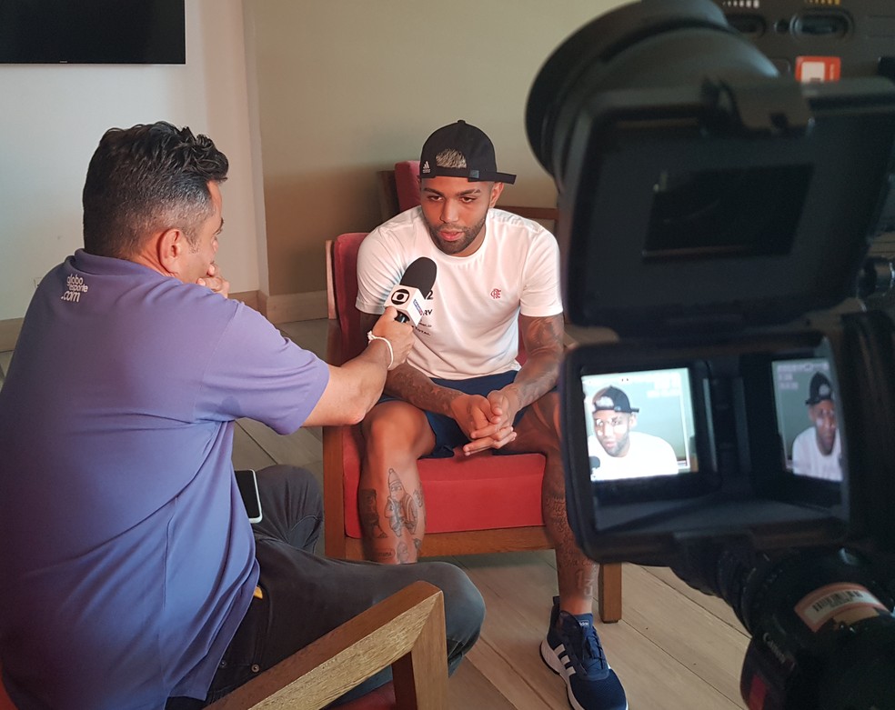 Gabigol durante entrevista em Barranquilla — Foto: Fred Huber