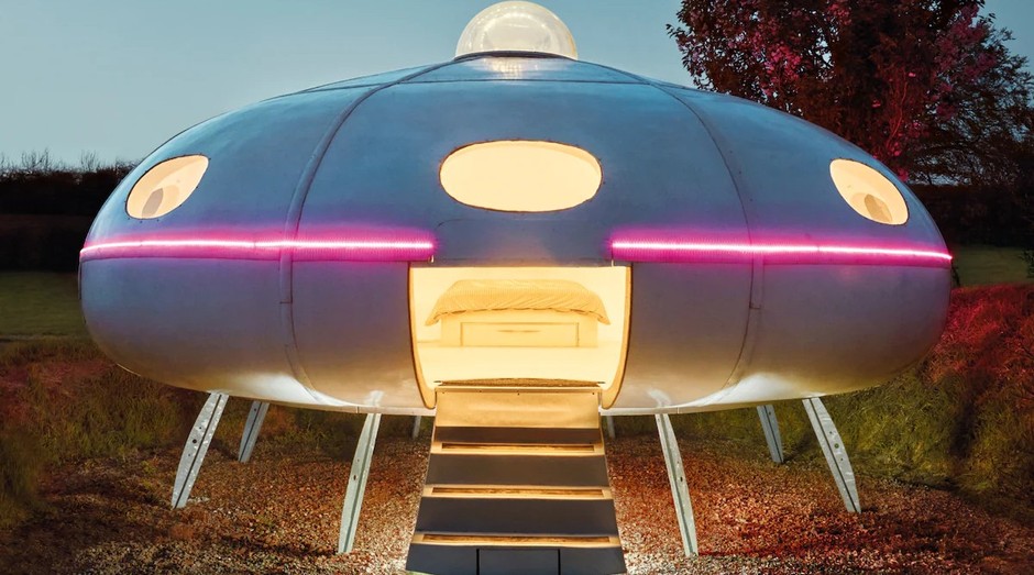 Um dos exemplos listados pelo Airbnb para inspirar anfitriões é uma casa em formato de nave espacial (Foto: Divulgação)