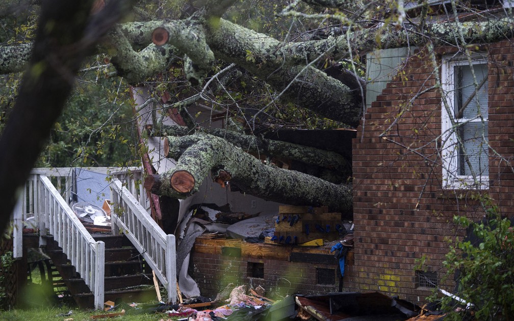Casa na qual a queda de uma árvore causou a morte de uma mulher e um bebê durante a passagem do furacão Florence em Wilmington, na Carolina do Norte, na sexta-feira (14) — Foto: Andrew Caballero-Reynolds/AFP