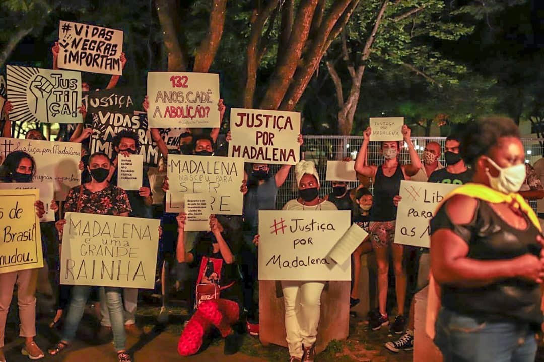 Manifestantes pedem justiça por Madalena e escancaram o racismo em MG (Foto: Reprodução/Instagram @midianinja por Júnior Silva)