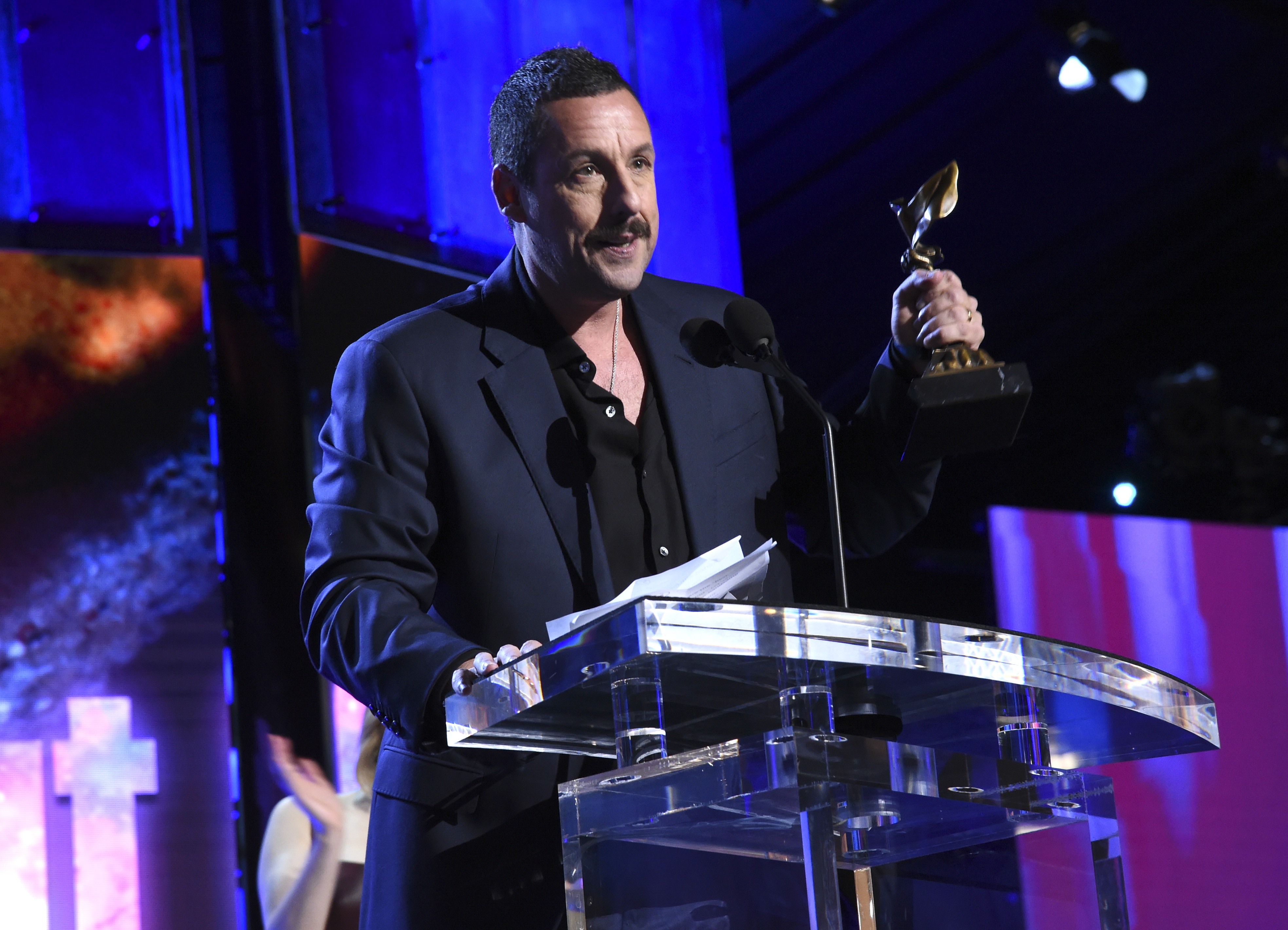 Adam Sandler recebe o Independent Spirit Award de Melhor Ator por Joias Brutas (Foto: Getty)