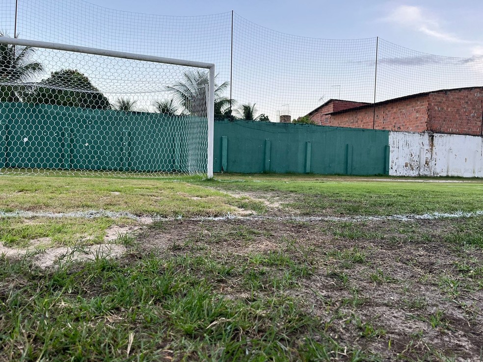 Essa era a situação do gramado do estádio Ronaldão para a estreia das equipes na série D — Foto: Foto: Samy Oliveira / Campinense