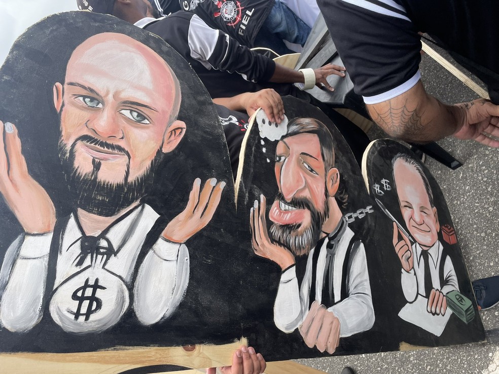 Ilustrações de Alessandro, Duilio e Mané da Carne no protesto de torcedores do Corinthians — Foto: Marcelo Braga