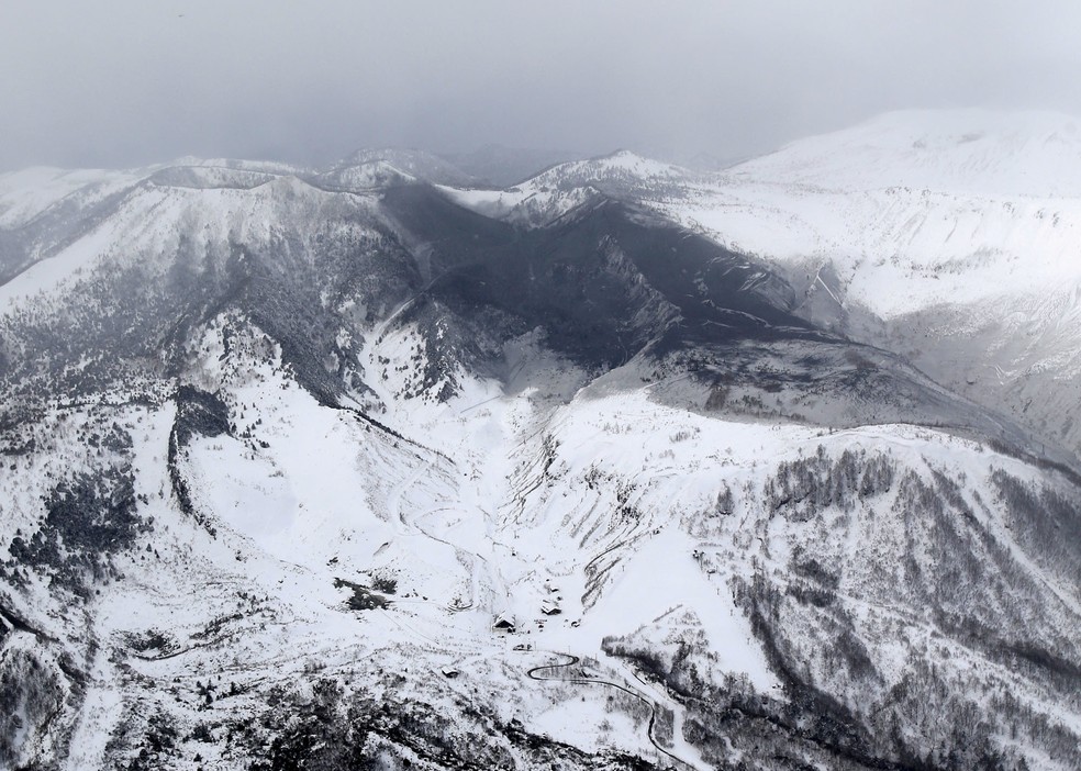 Vista aérea da estação de esqui onde vulcão entrou em erupção nesta terça-feira (23), no centro do Japão (Foto: Kyodo/via REUTERS)