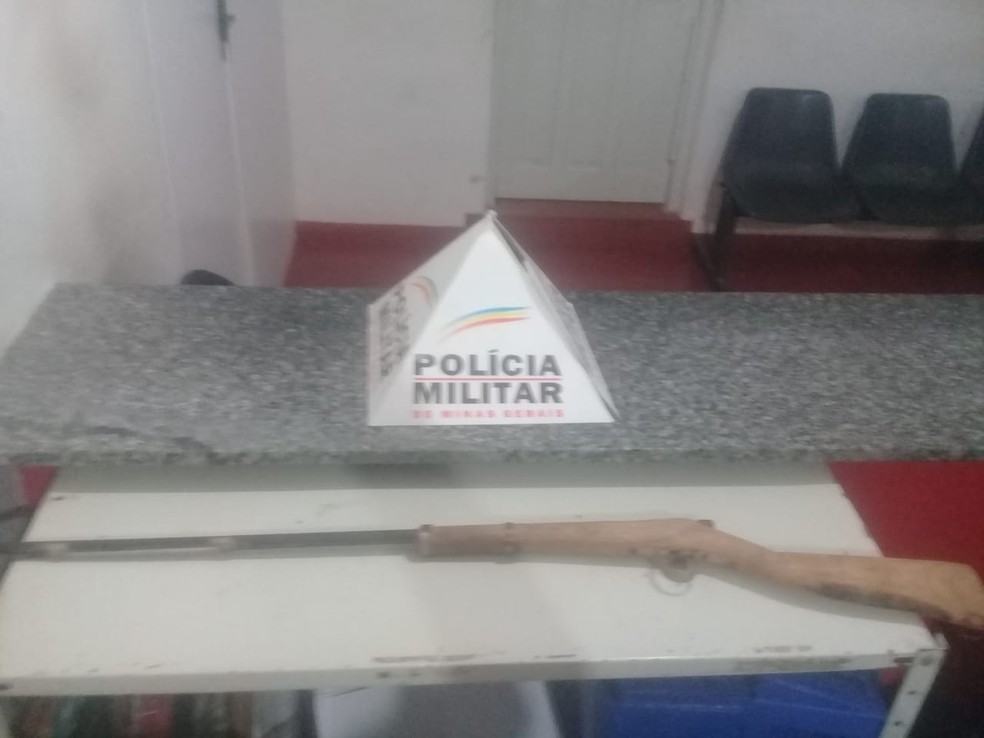 Arma apreendida pela PM na casa do homem de 24 anos â Foto: PolÃ­cia Militar/DivulgaÃ§Ã£o