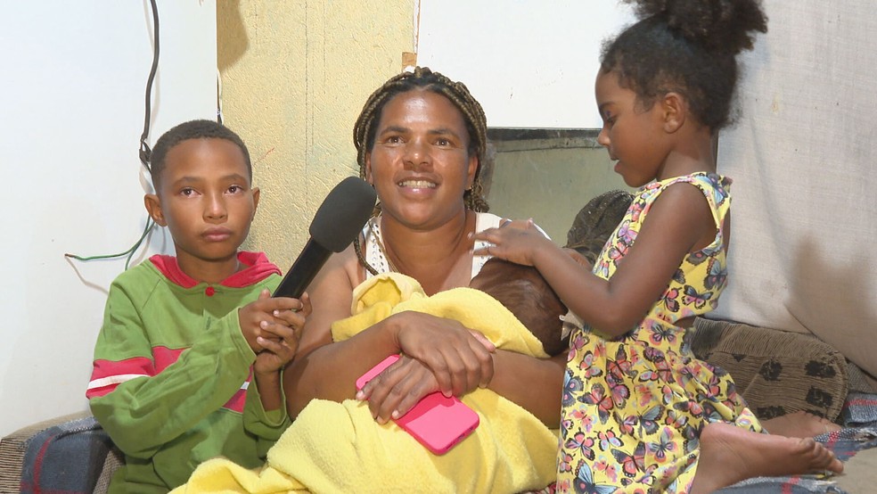 Mãe vive com 5 filhos em Santa Luiza, na Grande BH— Foto: Carlayle André/TV Globo 
