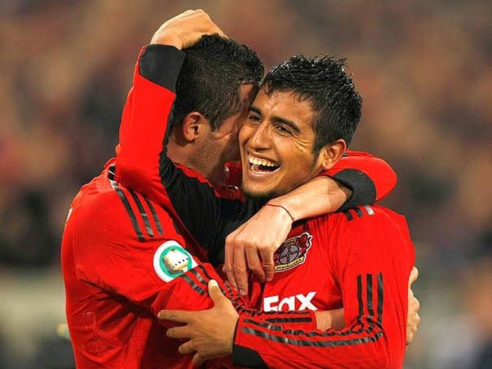 Renato Augusto e Vidal comemoram gol pelo Leverkusen — Foto: Reprodução