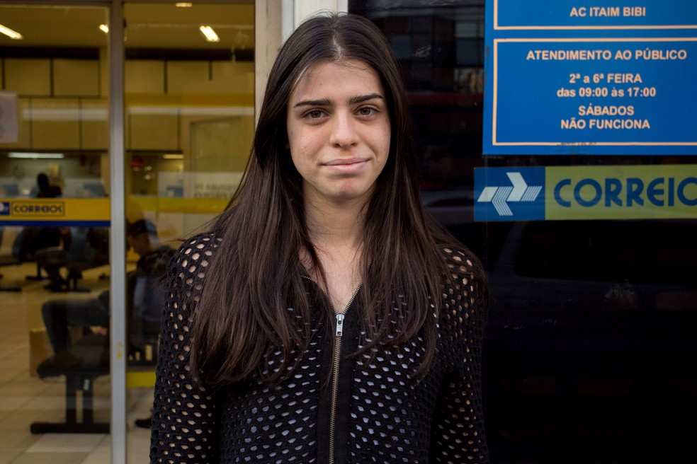 Mirella Gaz teve de ir na mesma papelaria duas vezes para conseguir despachar a sua encomenda por causa da falta de caixas em agência dos Correios na Rua Tabapuã (Foto: Marcelo Brandt/G1)