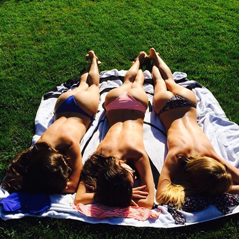 Alessandra Ambrosio (centro) com amigas (Foto: Reprodução/Instagram)