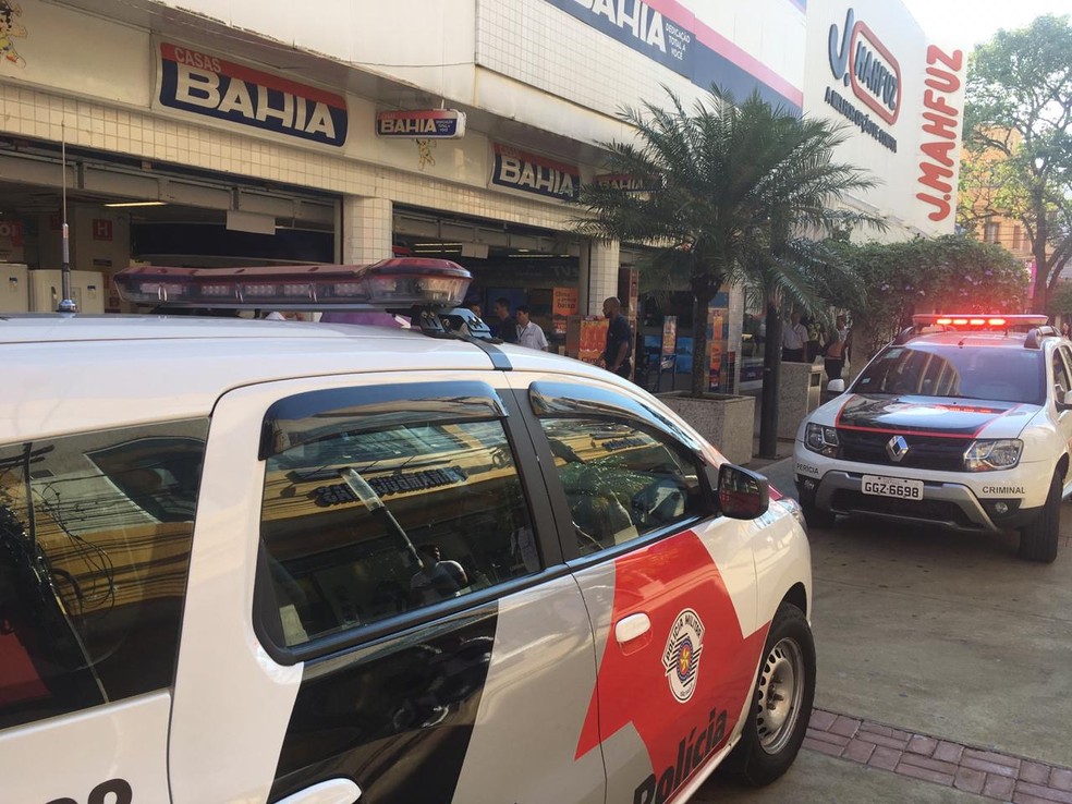 Polícia realiza atendimento no local — Foto: João Alberto Pedrini/G1