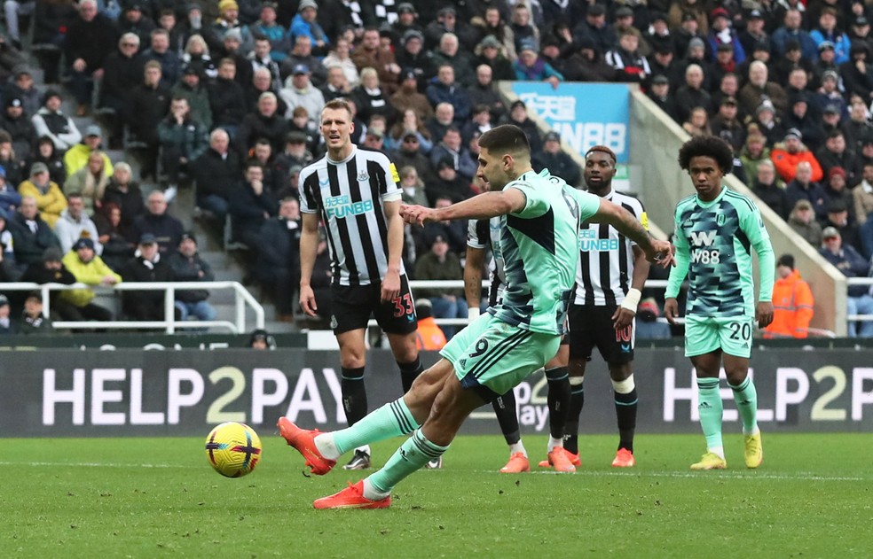 Mitrovic cobra pênalti e toca duas vezes na bola, e gol do Fulham contra o Newcastle é anulado — Foto: Scott Heppell/Reuters