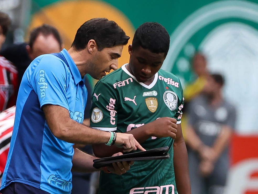 Abel Ferreira orienta Endrick no clássico entre Palmeiras e São Paulo — Foto: Cesar Greco/Palmeiras