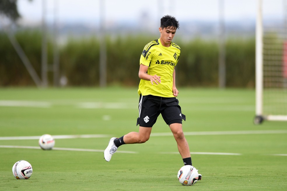 Enzo, filho de Fernandão, em treino do Internacional — Foto: Ricardo Duarte/Divulgação, Internacional