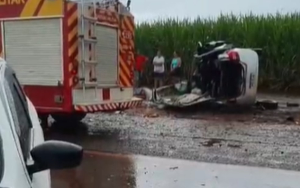Acidente entre dois carros deixa pessoa morta e feridos na GO-409, perto de Maurilndia, Gois  Foto: Reproduo/Portal Santa Helena Agora (imagens cedidas)