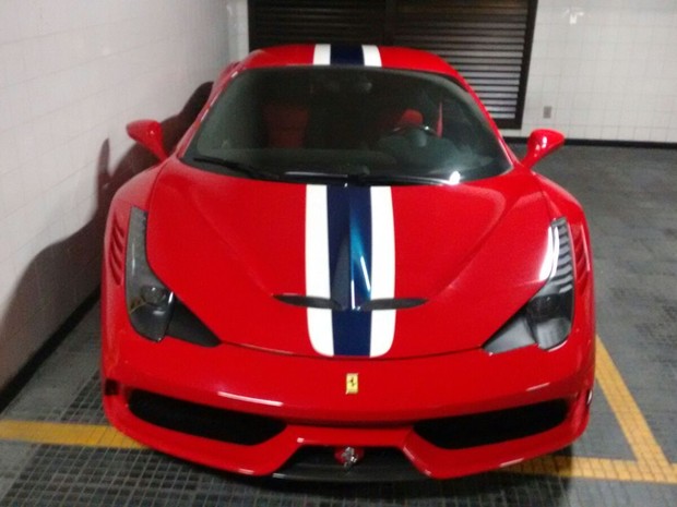 Ferrari foi apreendida em residência de suspeito (Foto: Divulgação / Secretaria de Segurança)