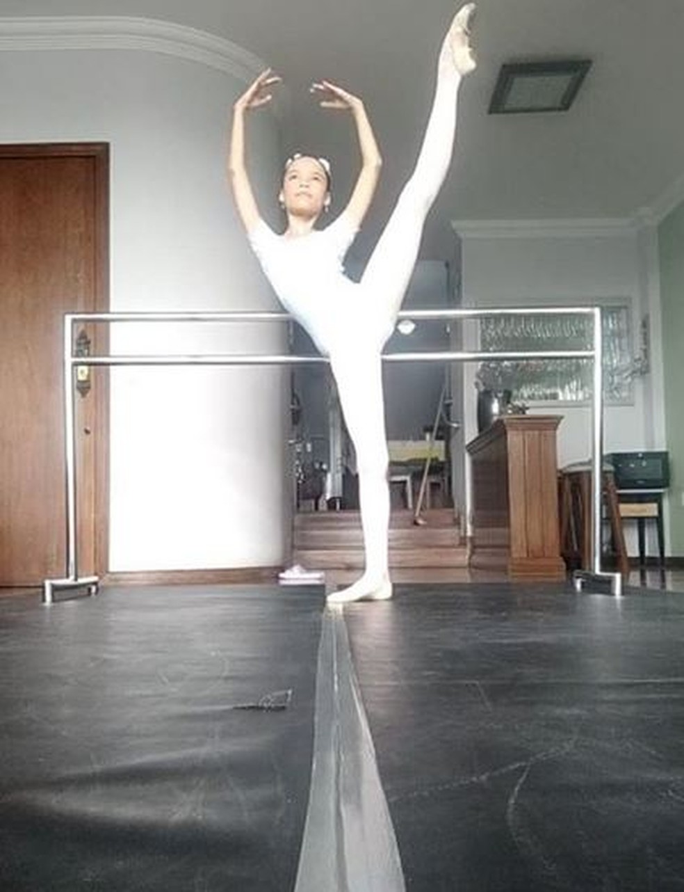Sophia Heringer, de 11 anos, dança balé em casa — Foto: Juliana Heringer/Arquivo pessoal