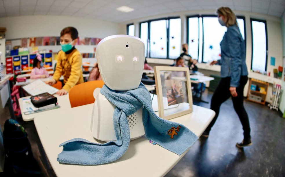 Robô é usado em sala de aula para "substituir" aluno que ficou doente — Foto: Reuters/Hannibal Hanschke