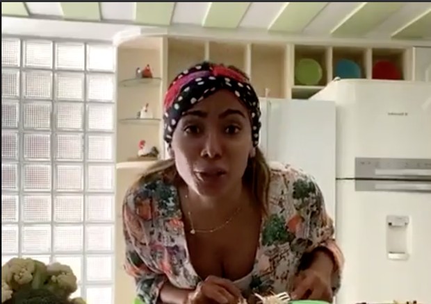 Anitta ensina a fazer almoço (Foto: Reprodução/Instagram)