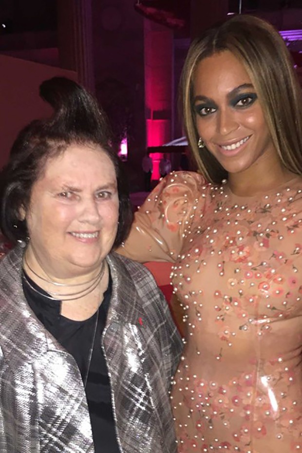 Suzy with Beyoncé, wearing a latex gown by Givenchy by Riccardo Tisci (Foto: @SuzyMenkesVogue)