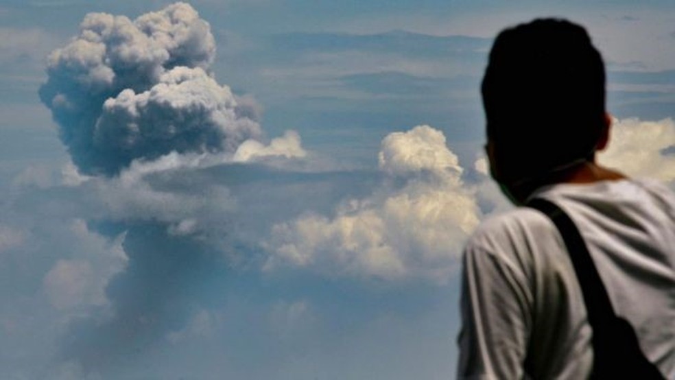 O vulcão Krakatoa, na Indonésia, expeliu cinzas novamente em 11 de abril de 2020 — Foto: GETTY IMAGES