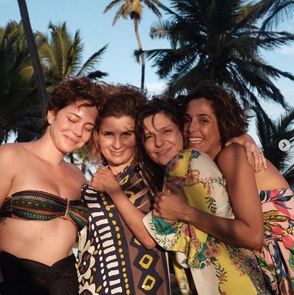 Leandra Leal, Micaela Góes, Georgiana Góes e Camila Pitanga curtem praia na Bahia — Foto: Reprodução/Instagram 